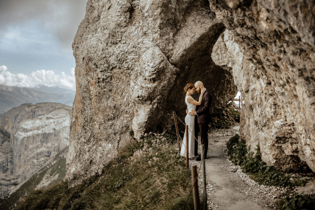 After-wedding shooting auf dem Pilatus in Luzern. Brautpaar eng umschlungen in der Berglandschaft