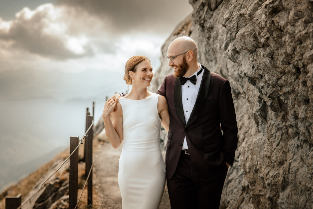 After-wedding shooting auf dem Pilatus in Luzern. Brautpaar spaziert eng umschlungen durch die Berglandschaft