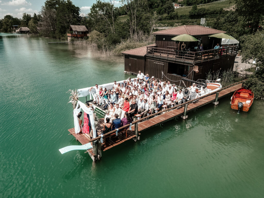 Hochzeitsfotograf Sempach: Freie Trauung auf einem Steg am Sempachersee. Fotografiert mit einer Drohne von oben