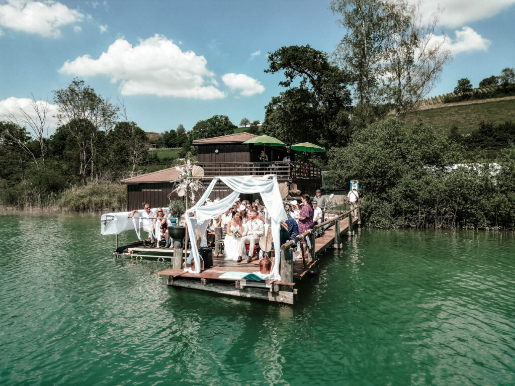 Hochzeitsfotograf Sempach: Freie Trauung auf einem Steg am Sempachersee