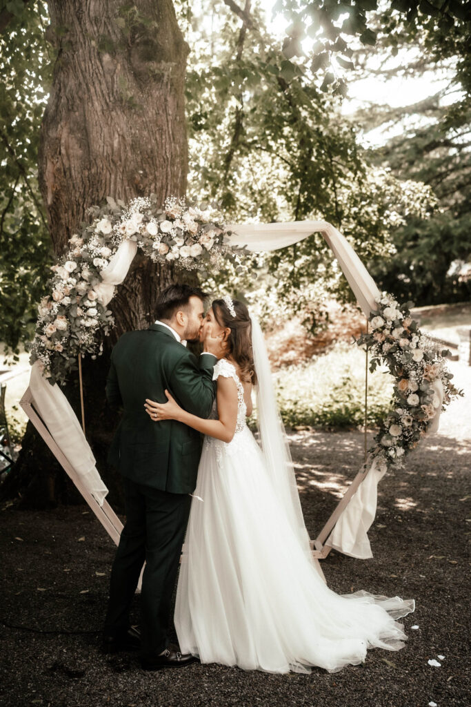 hochzeit-st-charles-hall-meggen-brautüpaarkuss-freie-trauung