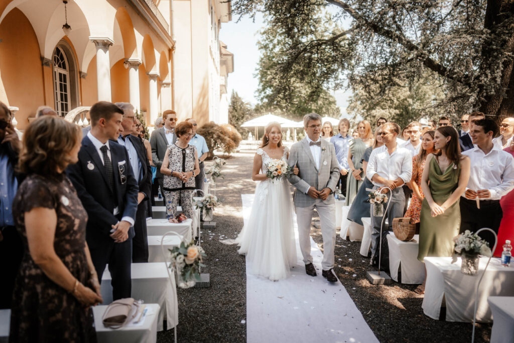 hochzeit-st-charles-hall-meggen-brauteinzug-freie-trauung