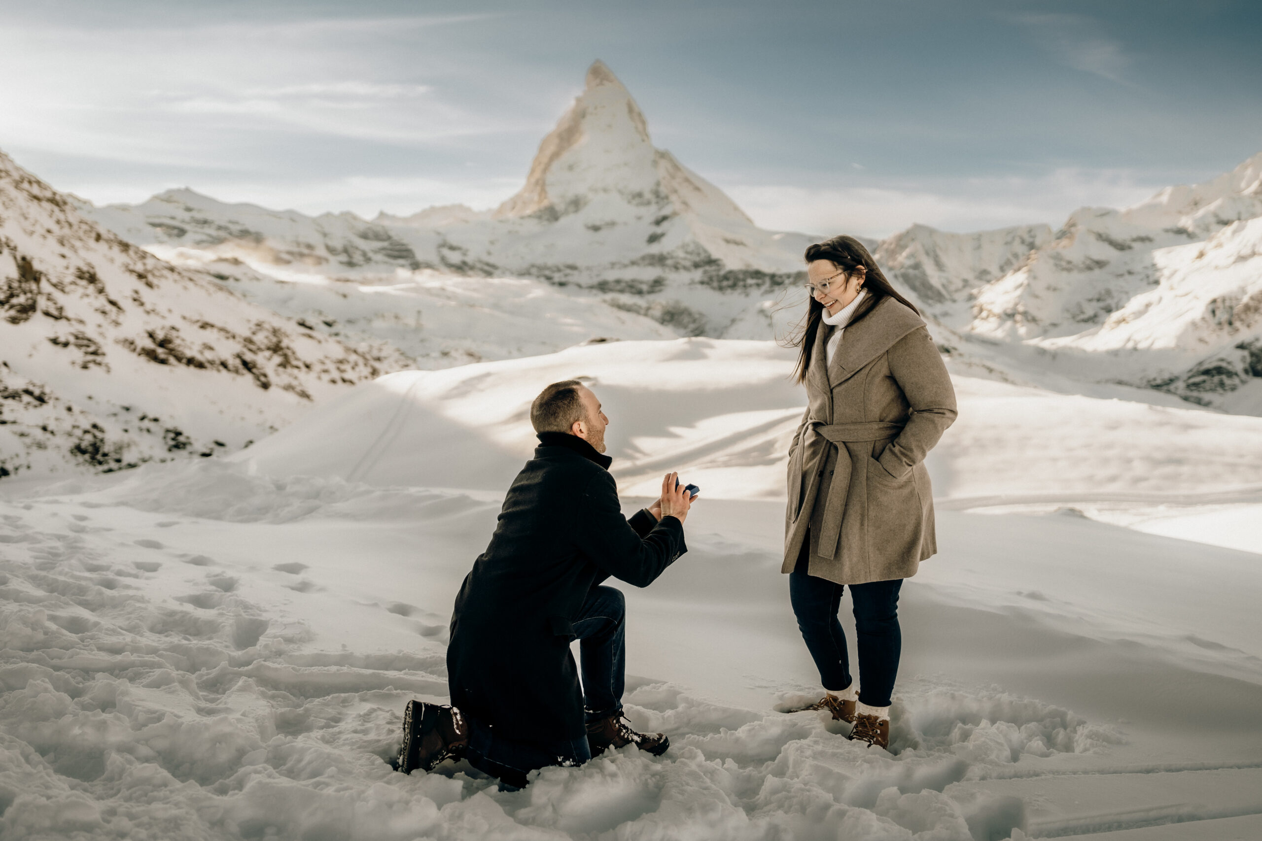 verlobung in Zermatt mit dem matterhorn im hintergrund