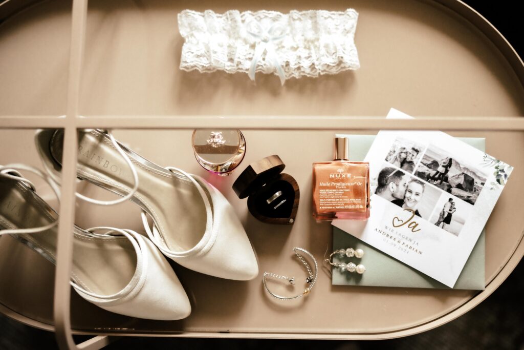 Foto von den Accessoires wie Brautschuhe Parfume Strupmfband