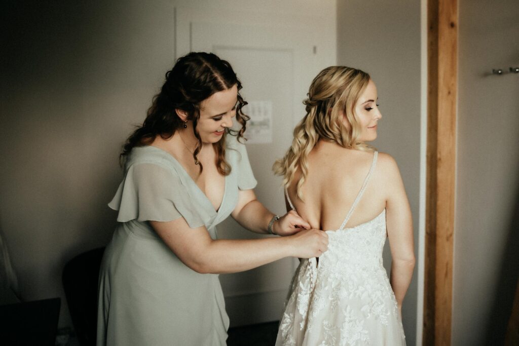 Getting ready im parkhotel Gunten. Kleid zu machen am Ruecken