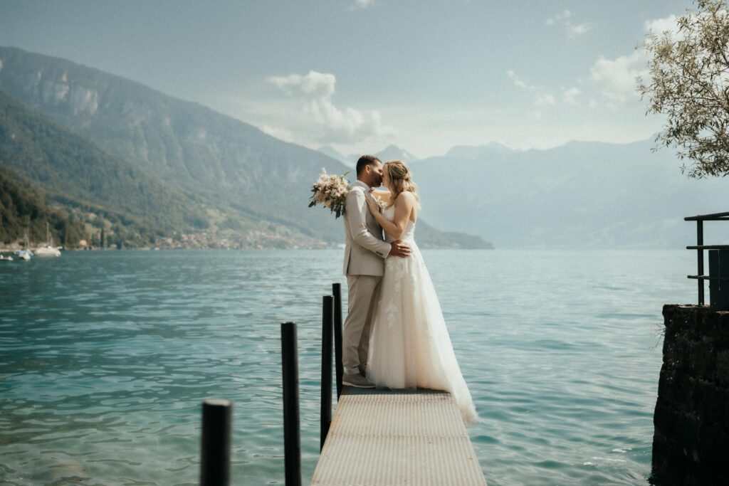 Hochzeit am Thunersee-brautpaar kuesst sich auf bootssteg