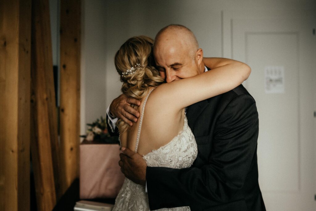 Vater und Braut umarmen sich emotional